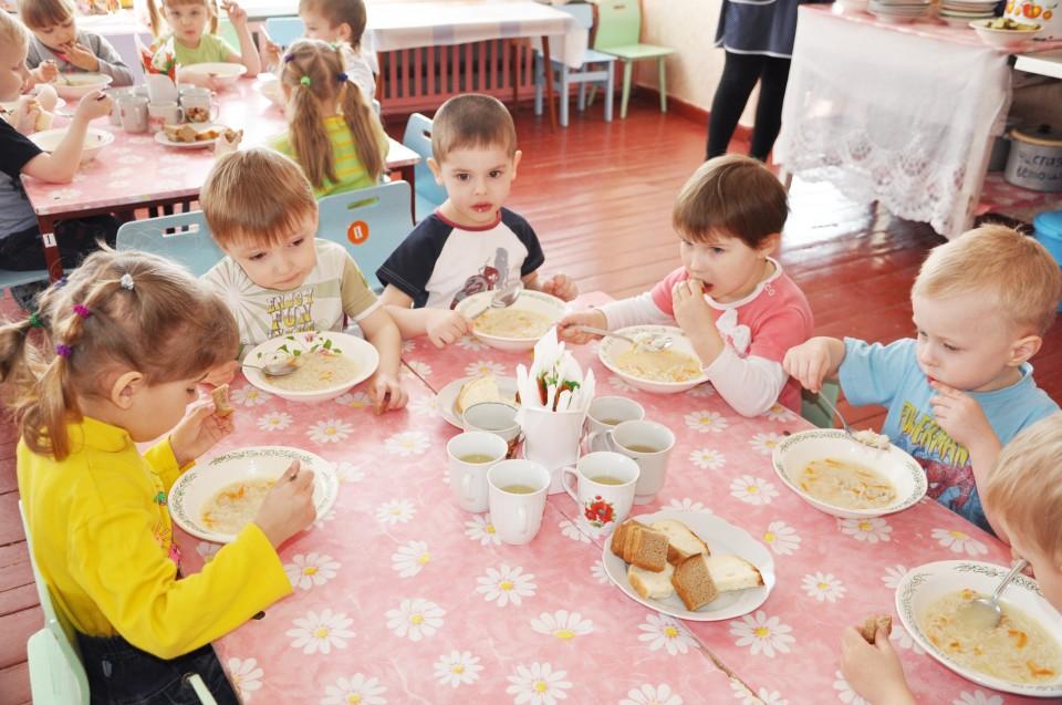 Что едят в садике. Завтрак в детском саду. Детский садик завтрак. Еда в детском саду. Завтрак детей в детском саду.