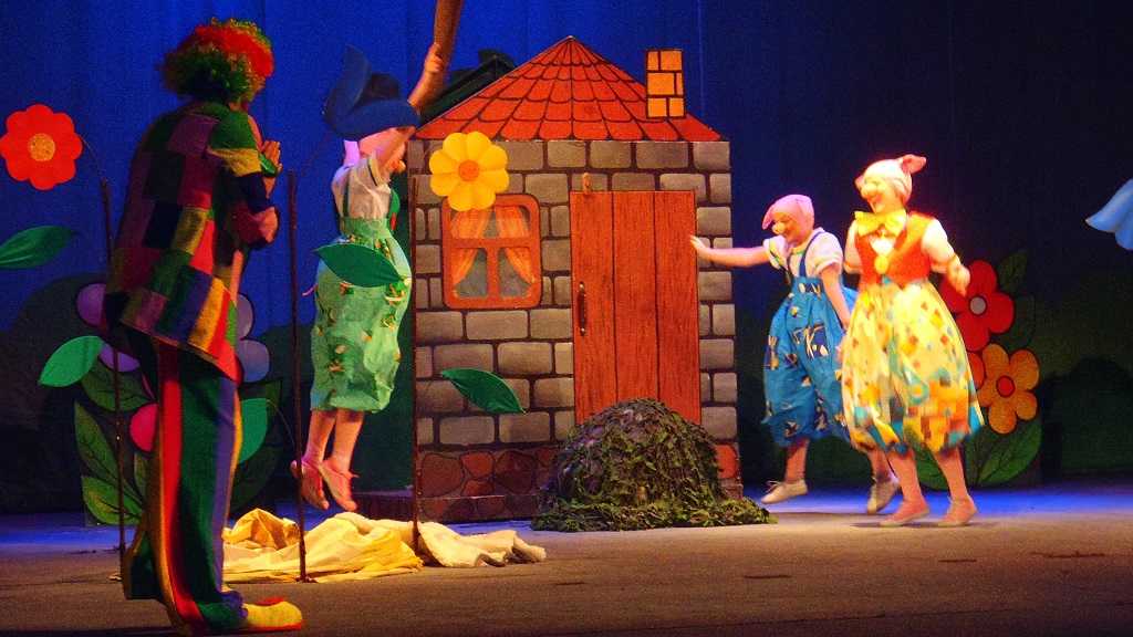 Спектакли для детей 4 лет. Кукольный театр сказочный городок Истра. Театр для детей. Спектакль для детей. Театр детский спектакль.