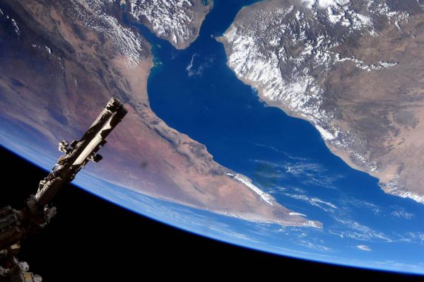 Астронавт Саманта Кристофоретти сфотографировала Международную космическую станцию на фоне Аденского залива в Африке.