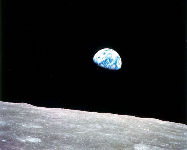 Снимок Земли со стороны Луны, сделанный астронавтом Уильямом Андерсом 24 декабря 1968 года во время полёта космического корабля «Аполлон-8» вокруг Луны. 
