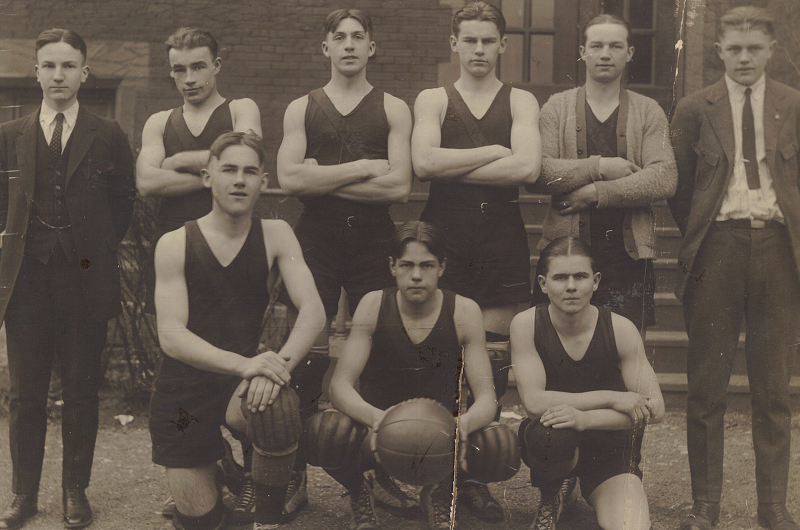 Баскетболисты школьной команды (начало 20 века)