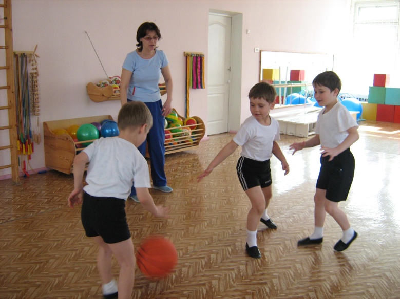 Старшая группа проведение подвижной игры. Дети в детском саду старшая группа. Физкультурные занятия в ДОУ. Игры на физкультуре в детском саду. Физкультурное занятие в старшей группе.
